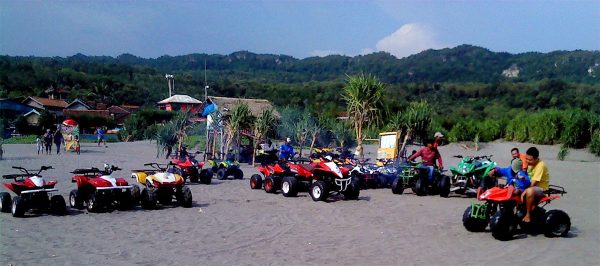 bermain-atv-di-pantai-parangtritis-600x266